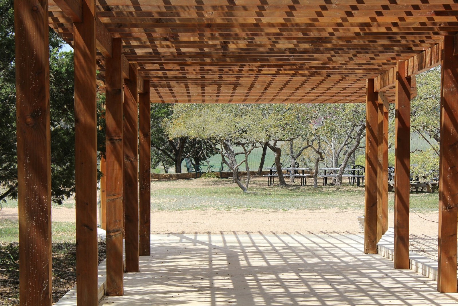 Pergola en bois sur mesure installée en extérieur